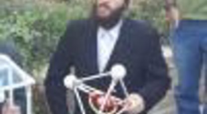 המשימה: להפיל ביצה מבניין בן 5 קומות מבלי שתשבר