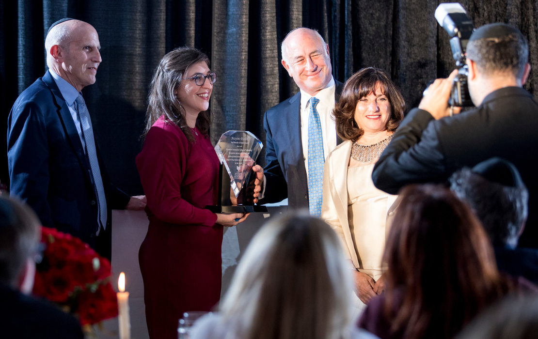 Bialik receiving the 'Yael Heroine of Israel Award' at the Event. (Left to right: Vice President of JCT Stuart Hershkowitz, Mayim Bialik, Robbie and Helene Rothenberg Chairpersons of the Dinner Committee)