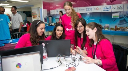 נשים צעירות דתיות וחרדיות מהנדסות הופכות את העולם
